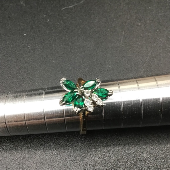 Goldtone/Silvertone Ring with Clawset White and Green Rhinestones size 7. - Picture 5 of 5